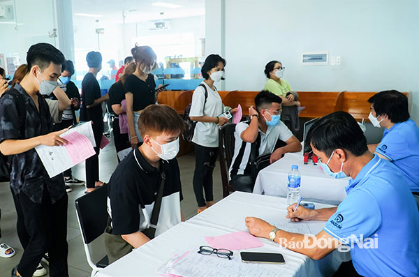 Đông đảo đoàn viên, hội viên, sinh viên Trường đại học Lạc Hồng đăng ký tham gia hiến máu tình nguyện (Ảnh: CTV)