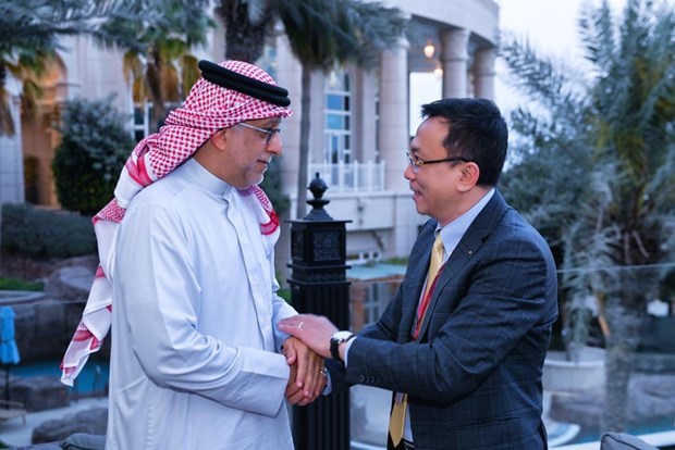 VFF Acting President Tran Quoc Tuan (R) meets with AFC President Shaikh Salman bin Ebrahim Al Khalifa (Photo: VFF)