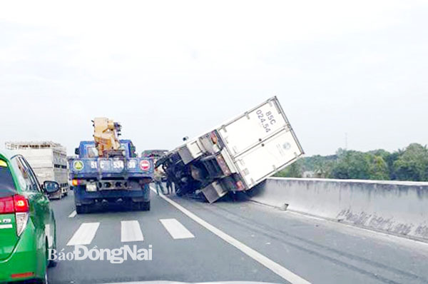 Hiện trường chiếc xe tải đang lưu thông thì bị nổ lốp dẫn đến tai nạn trên đường cao tốc TP.HCM - Long Thành - Dầu Giây. Ảnh: Thanh Hải