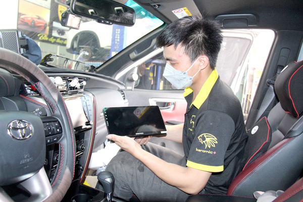 Nhân viên một trung tâm về thiết bị hỗ trợ cho ô tô trên xa lộ Hà Nội (TP.Biên Hòa) tiến hành kiểm tra, nâng cấp màn hình giải trí, camera 360 cho xe của khách hàng