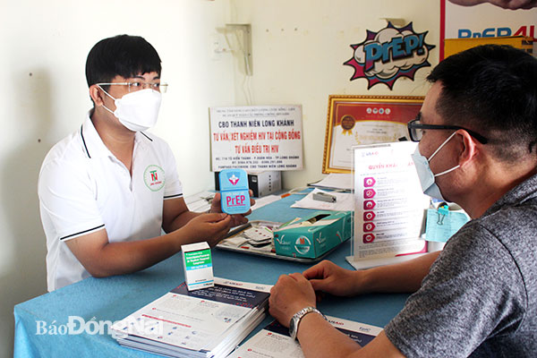 Trưởng Nhóm Thanh niên Long Khánh Nguyễn Thanh Hòa (trái) tư vấn cho một MSM trong việc phòng, chống HIV/AIDS. Ảnh: Đoàn Phú
