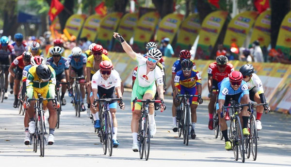 Cúp xe đạp truyền hình TP.HCM: Tay đua Roman Maikin thắng chặng 3, đoạt áo xanh