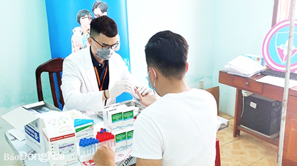 Nhân viên Phòng khám Glink xét nghiệm cho khách hàng trước khi đưa vào điều trị PrEP. Ảnh: M.Liên