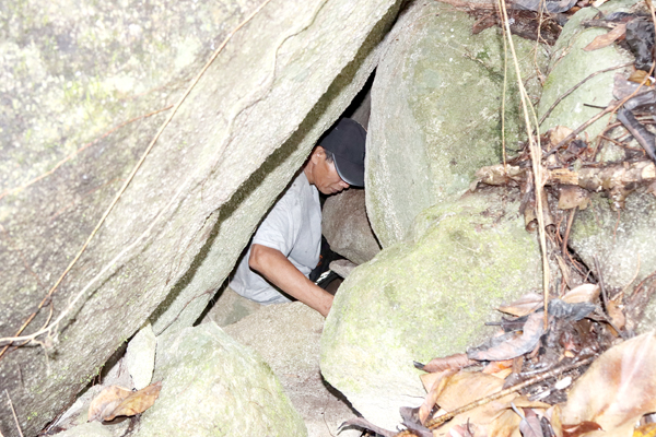 2,3,4. Ông Kiệt lách mình qua các khe đá hẹp, luồn vào hang sâu hàng chục mét mới có thể tìm được nguồn nước