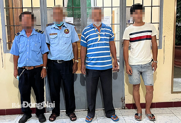 Xử lý nhóm người thu tiền giữ xe trái phép tại khu vực Vincom