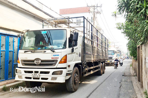 Phía đầu đường Lê Ngô Cát giáp với quốc lộ 1 (đoạn qua P.Tân Hòa, TP.Biên Hòa) mặt đường hẹp nên mỗi lần xe tải các loại di chuyển dễ gây ùn tắc, người đi xe máy gặp nhiều khó khăn. Ảnh: Thanh Hải