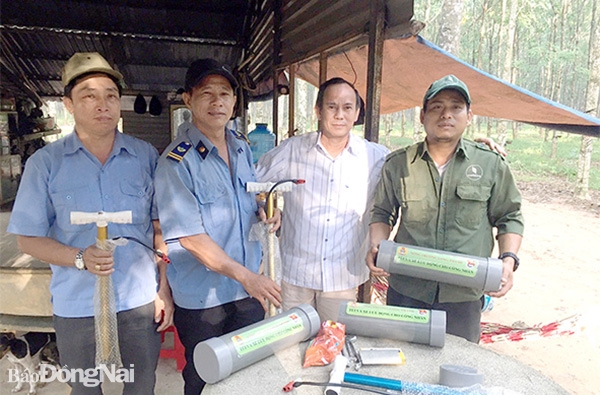 Các thành viên trong Đội xung kích hỗ trợ vá xe cho công nhân