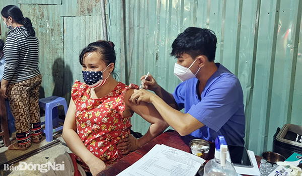 Điểm tiêm vaccine ngừa Covid-19 lưu động tiêm ngoài giờ, buổi tối cho người dân tại P. Tân Phong