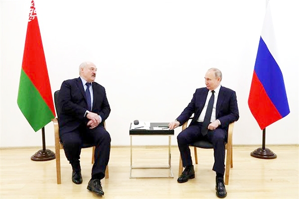 Tổng thống Nga Vladimir Putin (phải) trong cuộc gặp người đồng cấp Belarus Alexander Lukashenko ở Vostochny Cosmodrome, phía Bắc Blagoveschensk, vùng Amur thuộc Nga, ngày 12-4