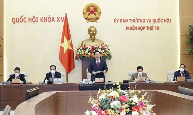 NA Chairman Vuong Dinh Hue delivers opening remarks of the session on April 14.