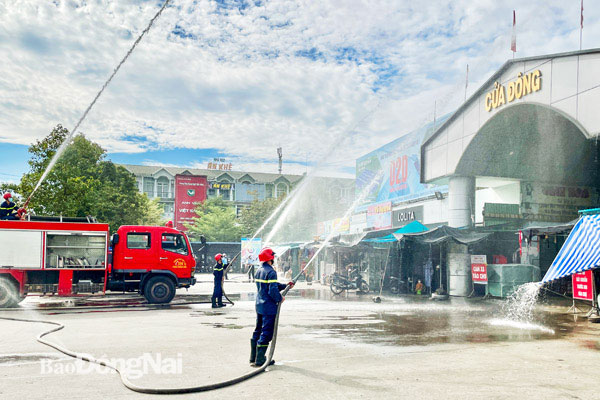 Công an H.Long Thành phối hợp với Ban Quản lý chợ Long Thành thực tập chữa cháy, cứu nạn, cứu hộ vào đầu năm 2022. Ảnh: Đ.Tùng