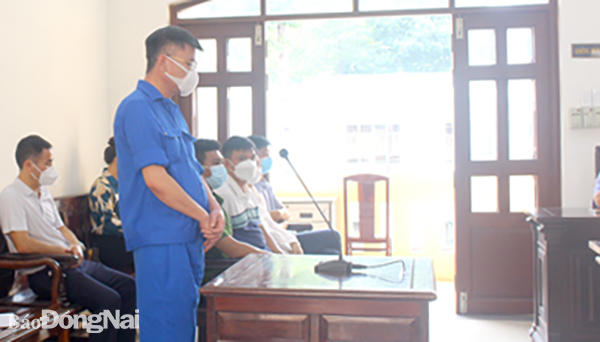 Bị cáo Bùi Mạnh Hùng bị TAND tỉnh xử phạt 8 năm tù giam về tội lừa đảo chiếm đoạt tài sản. Ảnh: T.Tâm