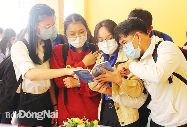 Các em học sinh Trường THPT Thống Nhất A, H.Trảng Bom tham quan, xem sách trong Ngày sách và Văn hóa đọc Việt Nam 2022