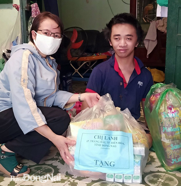 Nhiều hoạt động khám bệnh, tặng quà cho người khuyết tật