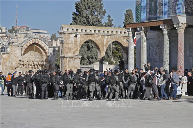 Đụng độ giữa lực lượng an ninh Israel và người Palestine tại Đền thờ Al Aqsa ở Jerusalem ngày 15-4-2022. Ảnh: AFP/TTXVN