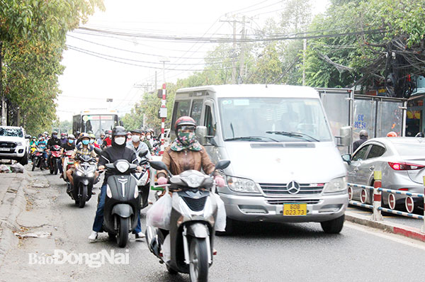 Ngoài yếu tố hạ tầng giao thông chật hẹp, xuống cấp thì phương tiện tăng nhanh  và ý thức chấp hành pháp luật giao thông của người dân chưa cao cũng là nguyên nhân gây ùn tắc giao thông. Trong ảnh: Tuyến quốc lộ 1 đoạn qua khu vực ngã ba Phát Triển đến công viên 30-4 (TP.Biên Hòa) thường xuyên xảy ra ùn tắc, xe cộ xếp hàng dài trên đường. Ảnh: Thanh Hải