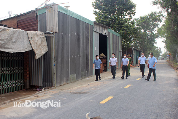 Đoàn kiểm tra phát hiện nhiều công trình nhà ở nhà xưởng xây lắp trái phép trên đất công tại khu phố 8A phường Long Bình