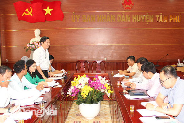 Quang cảnh buổi kiểm tra công tác thực hiện chính sách đối với người có uy tín trong đồng bào dân tộc thiểu số giai đoạn 2011-2021, tại H.Tân Phú. (ảnh: Sông Thao)