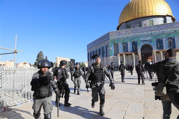 Lực lượng an ninh Israel được triển khai tại đền thờ Al-Aqsa ở Jerusalem ngày 15-4-2022. (Ảnh: THX/TTXVN)