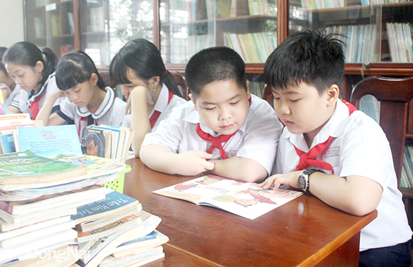 Các em học sinh Trường tiểu học Lý Thường Kiệt (TP.Biên Hòa) đọc sách thiếu nhi do phụ huynh trao tặng tại Thư viện trường