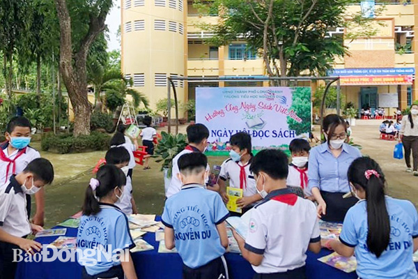 Học sinh Trường tiểu học Nguyễn Du, TP.Long Khánh đọc sách hưởng ứng Ngày sách và văn hóa đọc Việt Nam năm 2022 (Ảnh: CTV)
