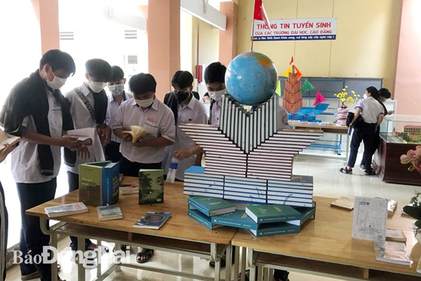 Học sinh Trường THPT Định Quán, H.Định Quán hưởng ứng Ngày sách và văn hóa đọc Việt Nam năm 2022 (Ảnh: CTV)
