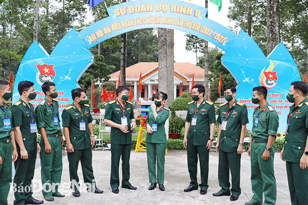  Thượng tá Trần Viết Năng (thứ 5 từ trái qua) trao đổi với đại biểu tại đại hội