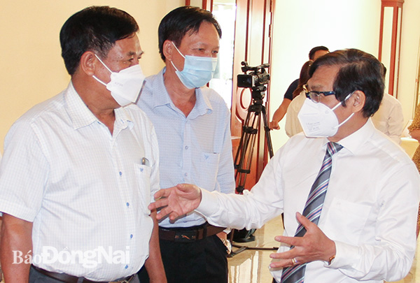 Phó chủ tịch UBND tỉnh Nguyễn Sơn Hùng trao đổi cùng các đại biểu tham dự hội thảo. (ảnh: Sông Thao)