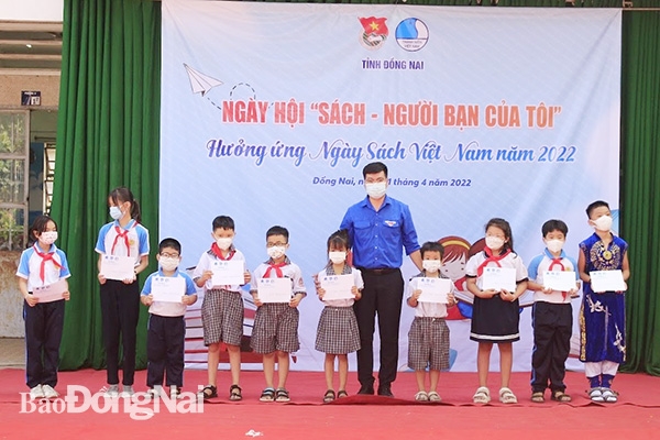  Anh Võ Văn Trung, Phó bí thư thường trực Tỉnh đoàn tặng quà cho các em học sinh vượt khó trong học tập (Ảnh: CTV)