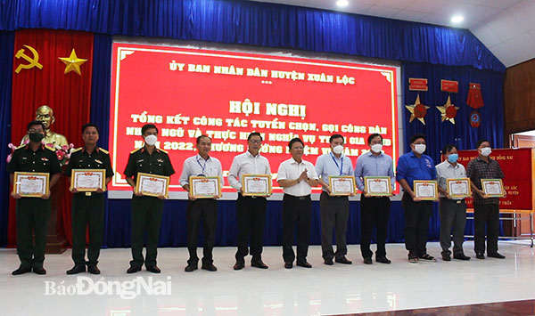 Phó bí thư Thường trực Huyện ủy Nguyễn Đức Hóa trao giấy khen cho các tập thể có thành tích xuất sắc trong công tác chọn gọi thanh niên nhập ngũ năm 2022 (2)