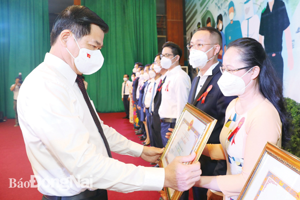 Ủy viên Trung ương Đảng, Bí thư Tỉnh ủy Nguyễn Hồng Lĩnh trao bằng khen cho tập thể, cá nhân có thành tích xuất sắc ở tuyến đầu phòng, chống dịch Covid-19 (Ảnh chụp tháng 12-2021)