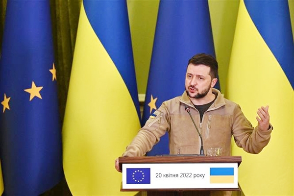  Tổng thống Ukraine Volodymyr Zelensky phát biểu trong cuộc họp báo ở Kiev ngày 20-4. Ảnh: AFP/TTXVN