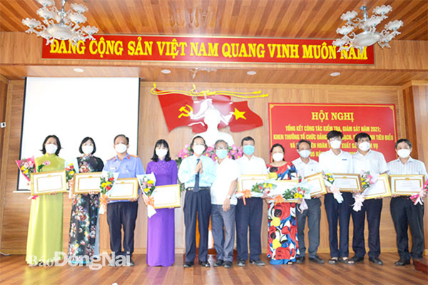 Bí thư Đảng ủy Khối các cơ quan tỉnh Bùi Quang Huy (thứ 5 từ trái qua) chúc mừng các đảng viên của Đảng bộ khối được Tỉnh ủy khen thưởng hoàn thành xuất sắc nhiệm vụ 5 năm liền (2016-2021). Ảnh: Phương Hằng