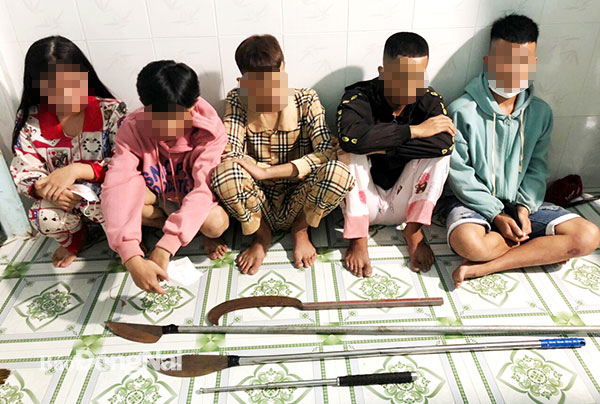 Nhóm đối tượng cướp, cướp giật tài sản bị Công an H.Nhơn Trạch bắt giữ cùng hung khí gây án. Ảnh: Công an cung cấp