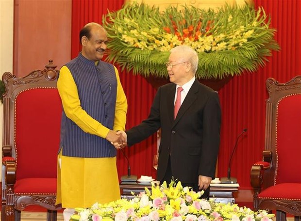 Party General Secretary Nguyen Phu Trong (R) receives Speaker of the Indian lower house Om Birla in Hanoi on April 20. 