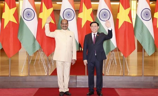 NA Chairman Vuong Dinh Hue (R) and Speaker of the Indian Lok Sabha (lower house) Om Birla.