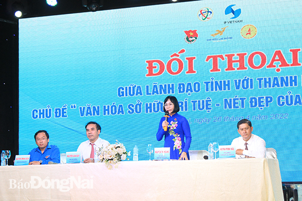 Phó chủ tịch UBND tỉnh Nguyễn Thị Hoàng phát biểu tại buổi đối thoại