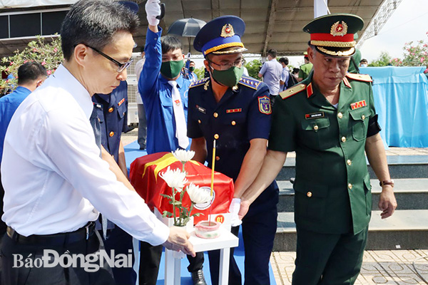 Phó thủ tướng Vũ Đức Đam và Thiếu tướng Hoàng Đình Chung di quách hài cốt đến nơi an táng