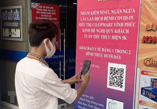 Scanning QR Code for health declaration (Photo: VNA)