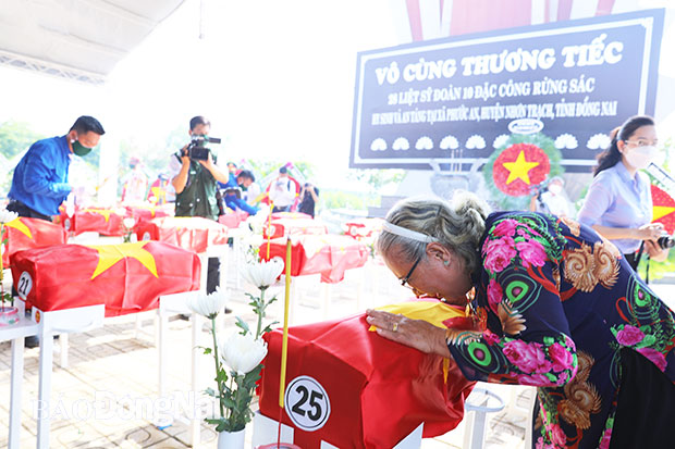 Bà Thân Thị Tuyết Vân, cựu binh Rừng Sác rơi nước mắt tại lễ truy điệu. Ảnh: Huy Anh
