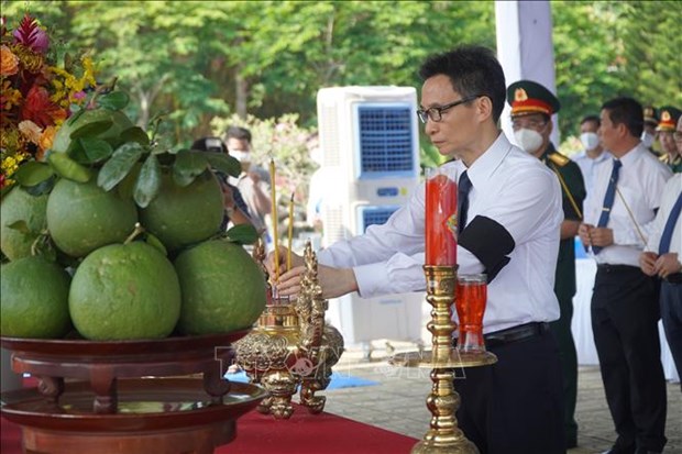 Deputy Prime Minister Vu Duc Dam offers incense to the martyrs (Photo: VNA)