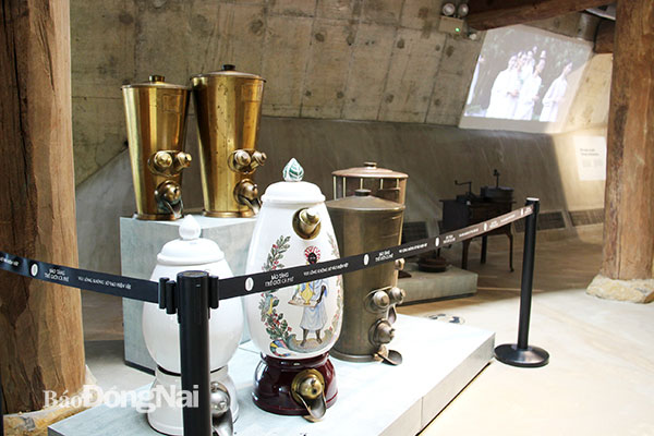 Các loại dụng cụ đựng cà phê được trưng bày tại Bảo tàng Thế giới cà phê