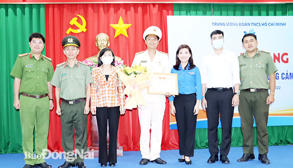 Anh Thái Ngô Hiếu (giữa) tại buổi lễ trao tặng Huy hiệu Tuổi trẻ dũng cảm của Trung ương Đoàn. Ảnh: C.T.V
