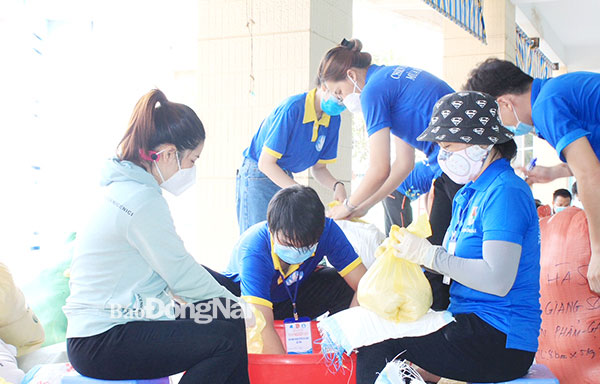 Đoàn viên, thanh niên ở các huyện tình nguyện hỗ trợ công tác phòng, chống dịch tại TP.Biên Hòa. Ảnh: Nga Sơn