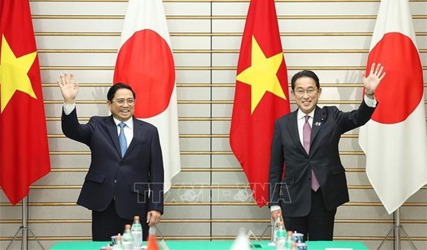 Vietnamese Prime Minister Pham Minh Chinh (L) and his Japanese counterpart Kishida Fumio held talks in Tokyo in November 2021.