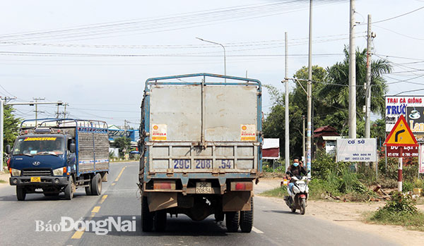 Quốc lộ 1 đoạn qua H.Xuân Lộc mặt đường chật hẹp, thêm vào đó tình trạng người tham gia không chấp hành các quy định pháp luật là nguyên nhân dẫn đến tai nạn giao thông trên tuyến đường này. Ảnh: Thanh Hải