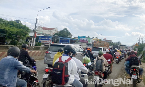 Quốc lộ 1 đoạn qua xã Quảng Tiến (H.Trảng Bom) xe cộ tập trung đông đúc