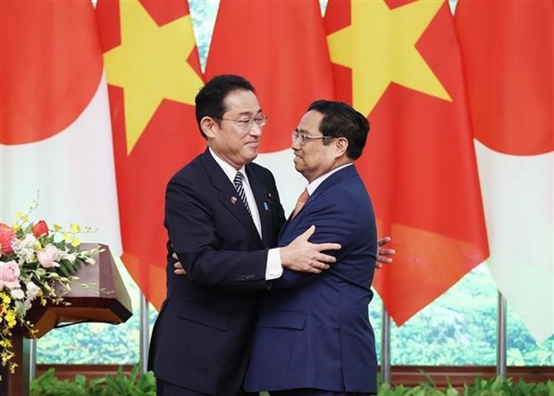 Prime Ministers Pham Minh Chinh (R) and Kishida Fumio at the joint press conference following their talks in Hanoi on May 1.