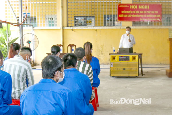 Giám đốc Trung tâm Trợ giúp pháp lý nhà nước tỉnh Lê Quang Vinh tuyên truyền, phổ biến pháp luật cho phạm nhân tại Nhà tạm giữ Công an TP.Biên Hòa vào ngày 23-4. Ảnh: CTV