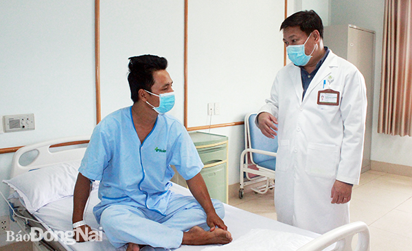 BS Đặng Đức Hoàng kiểm tra sức khỏe cho bệnh nhân trước khi cho bệnh nhân xuất viện